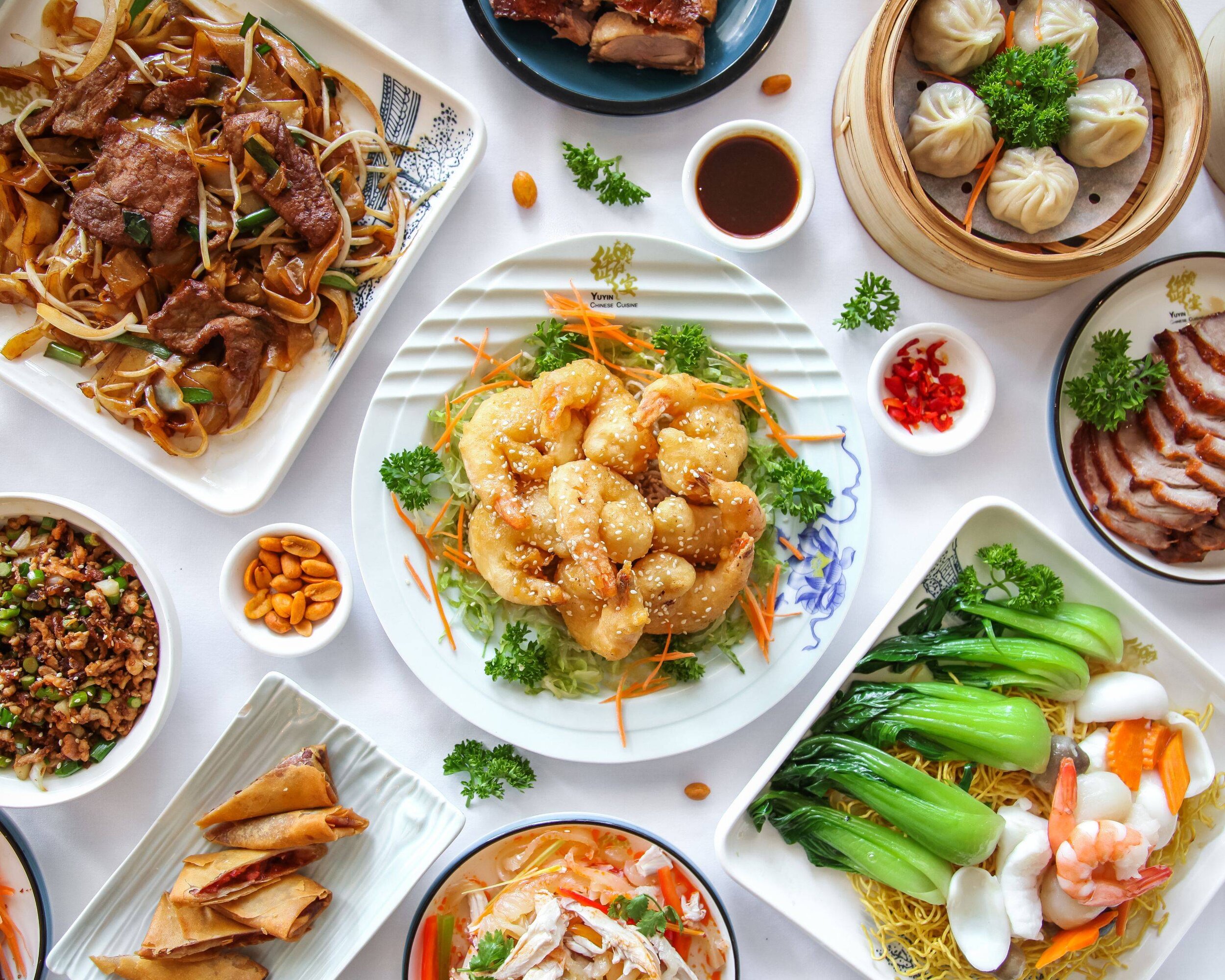 Elegant Feng Shui restaurant dining room with warm lighting and traditional Chinese decor